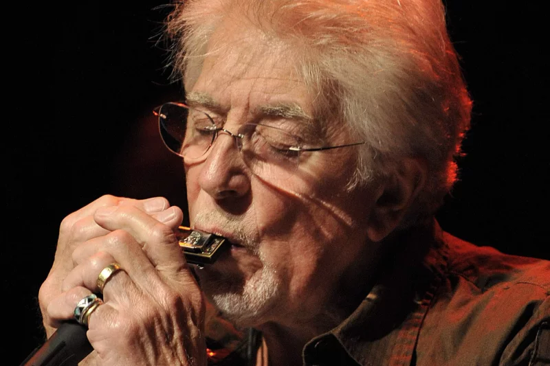 blues-legend-john-mayall,-mentor-to-rock-icons,-passes-away-at-90